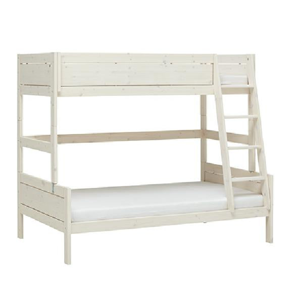 Bett in white wash