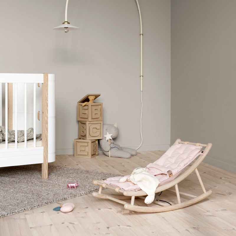 Oliver Furniture Wood Baby- und Kleinkindwippe in Eiche mit Bezug in rose