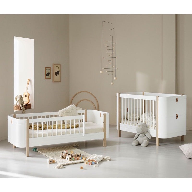 Oliver Furniture Wood Mini+ Babybett inklusive Umbauset Juniorbett 0-9 Jahre weiß/Eiche