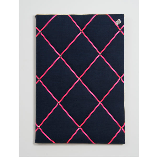 Paula&Ferdinand Memoboard Pinwand Leinen Oxford Blue mit Band in NEON pink