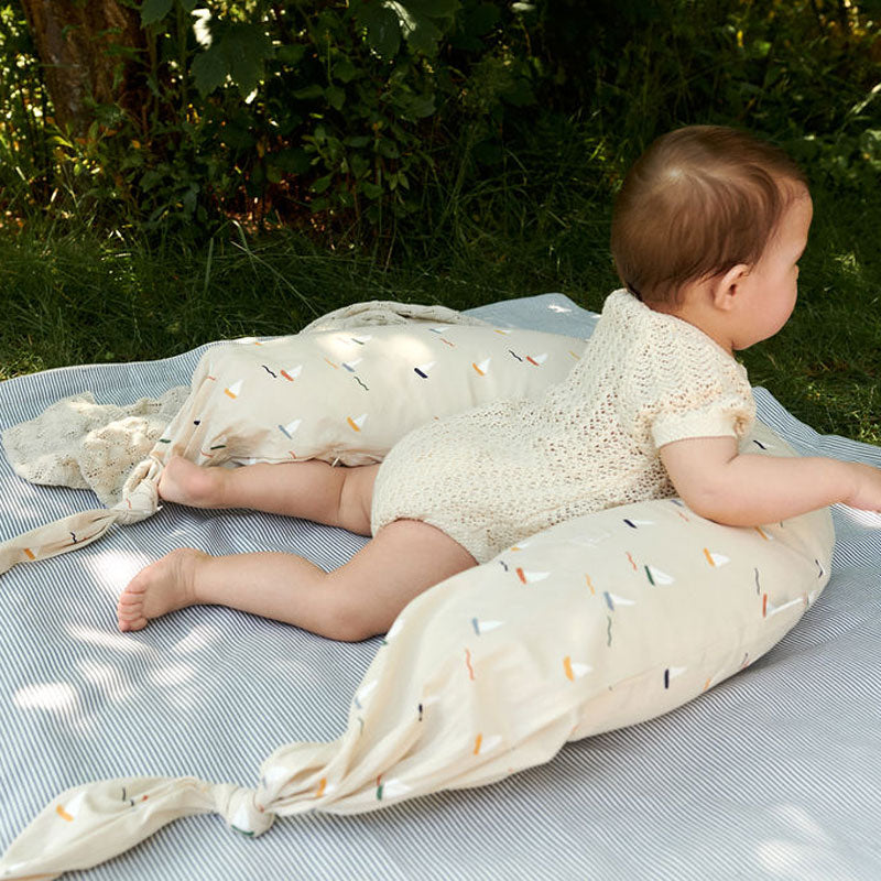 Dear April Stillkissen mit langen Bändern 'Pond Boats'