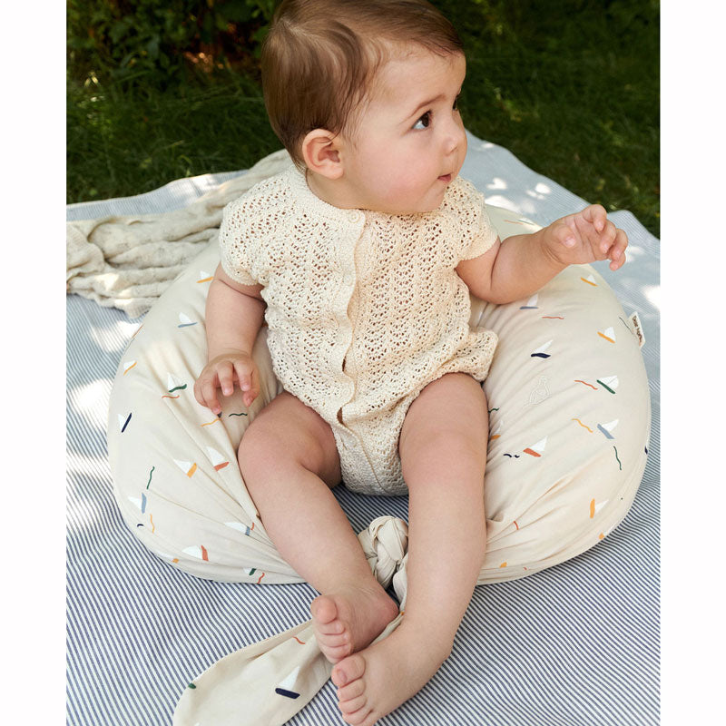 Dear April Stillkissen mit langen Bändern 'Pond Boats'