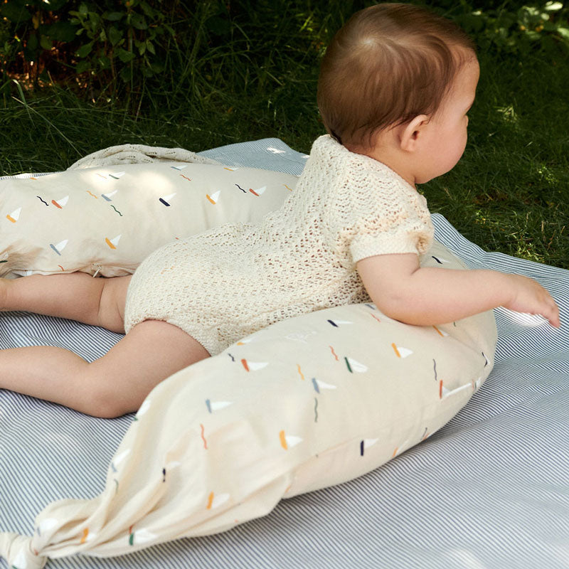 Dear April Stillkissen mit langen Bändern 'Pond Boats'