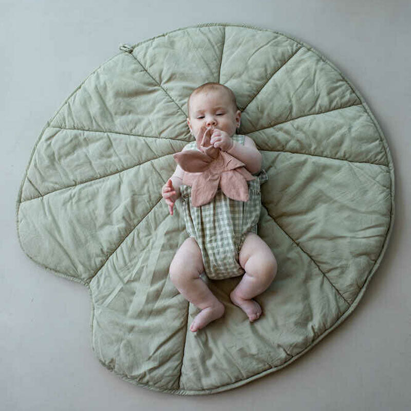 Lorena Canals waschbare Krabbeldecke 'Water Lily' olive 95x95cm