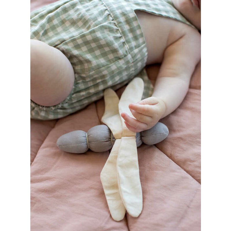 Lorena Canals waschbare Krabbeldecke 'Water Lily' vintage nude 95x95cm