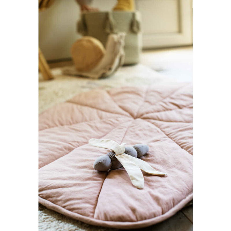 Lorena Canals waschbare Krabbeldecke 'Water Lily' vintage nude 95x95cm