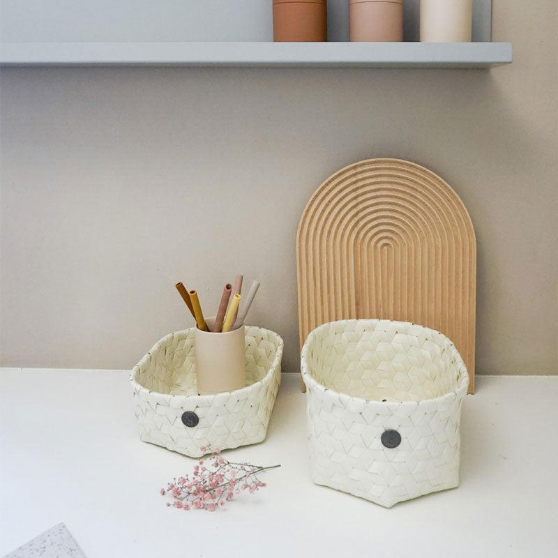 Hier abgebildet mit "Handed By Dimensional - Aufbewahrungskorb oval 12x29x18cm" in 'white'