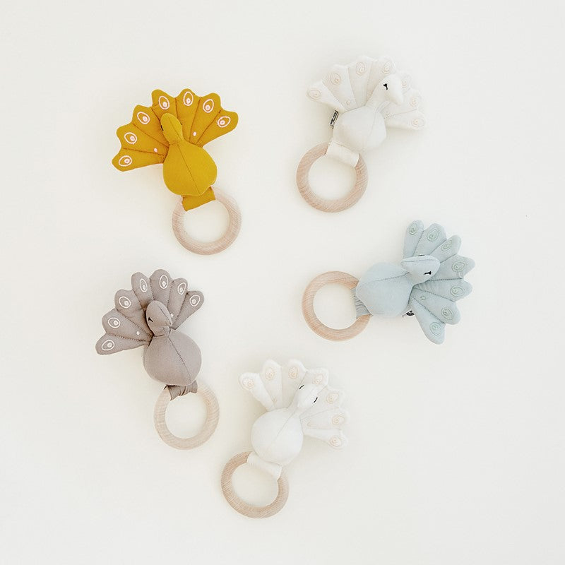 Cam Cam Babyrassel Pfau in hazel