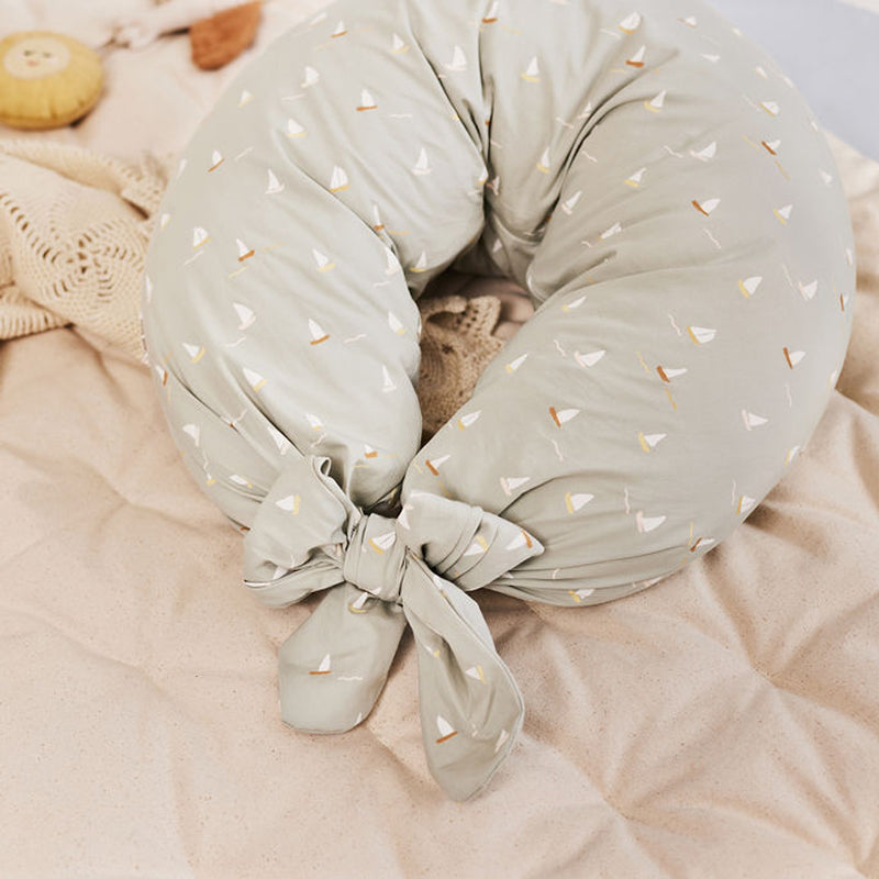 Dear April Stillkissen mit langen Bändern in 'Sailboats'