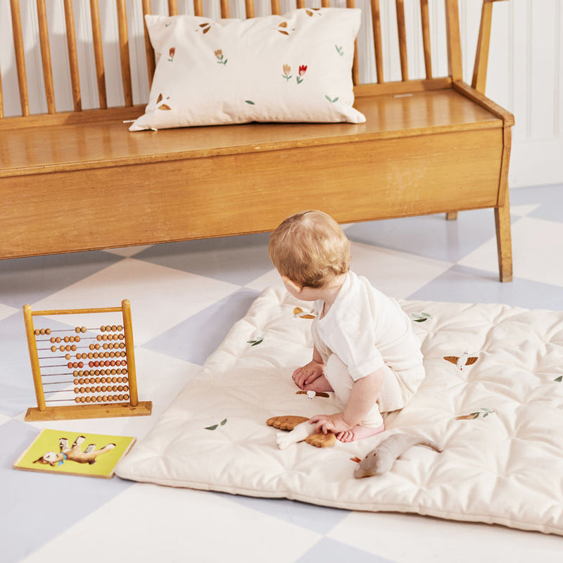 Dear April Bestickte Spielmatratze in 'Songbirds'