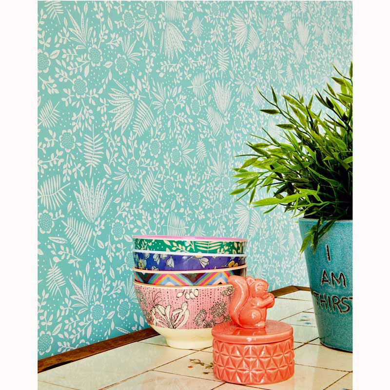 Eijffinger Rice "Everyday Magic two" Tapete blau/grün mit zartem Blumen-Blätter-Muster creme/weiß