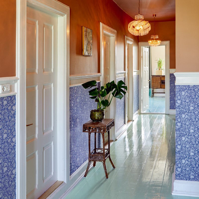 Eijffinger Rice "Everyday Magic two" Tapete dunkelblau mit zartem Blumen-Blätter-Muster creme/weiß