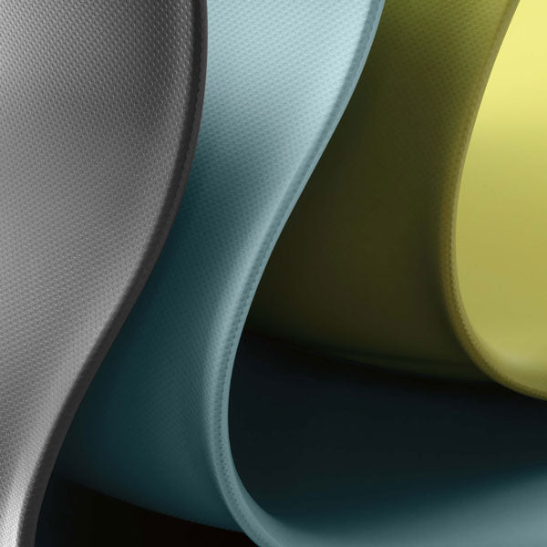 Flötotto Pro4 Schreibtisch-Drehstuhl Alu poliert mit kleinerer Sitzschale in weiß und weichen Rollen