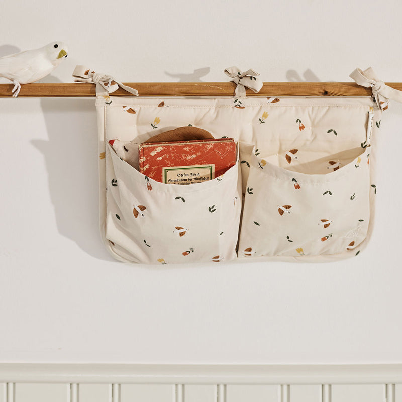 Dear April Betttasche in 'Songbirds'