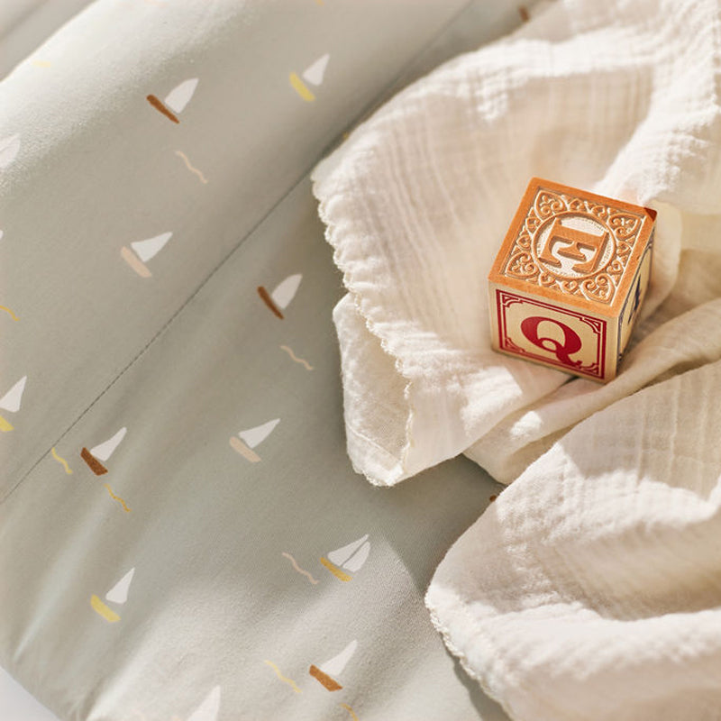 Oliver Furniture 'Dear April' Großes Wickelkissen in 'Sailboats' 65x74cm