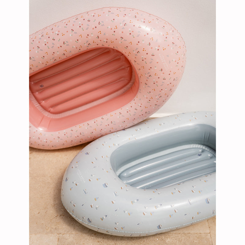 Hier abgebildet mit Aufblasboot in 'Sailors Bay'