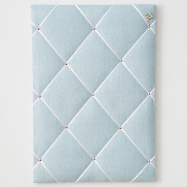 Paula&Ferdinand Memoboard Pinwand Leinen hellblau mit weißem Band