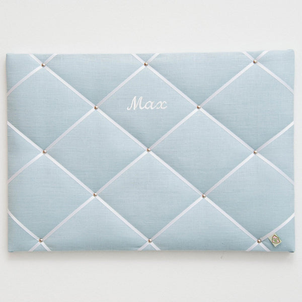 Paula&Ferdinand Memoboard Pinwand Leinen hellblau mit weißem Band und Wunschtext