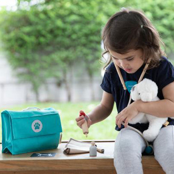 Plantoys Kinderspielzeug Tierarzttasche mit Zubehör 9 tlg. aus Naturholz und Stoff
