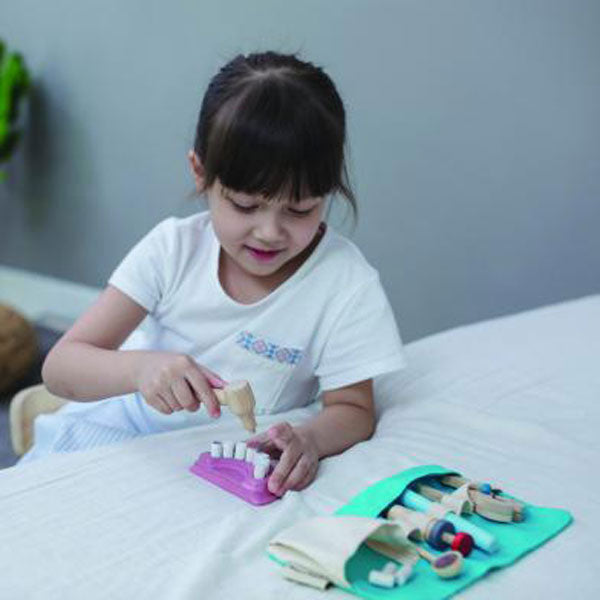 Plantoys Kinderspielzeug Zahnarzttasche mit Zubehör 10 tlg. aus Naturholz und Stoff