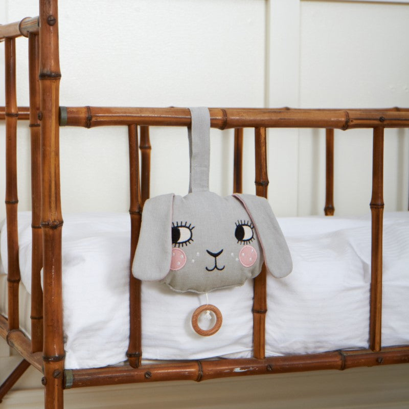 Roommate Bestickte Spieluhr Hase in hellgrau/rosa ca. 16cm