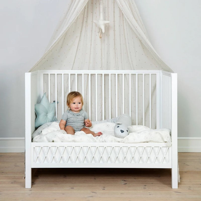 Cam Cam nostalgisches Baby- und Juniorbett 'Harlequin' rundum Gitterstäbe in weiß 60x120cm