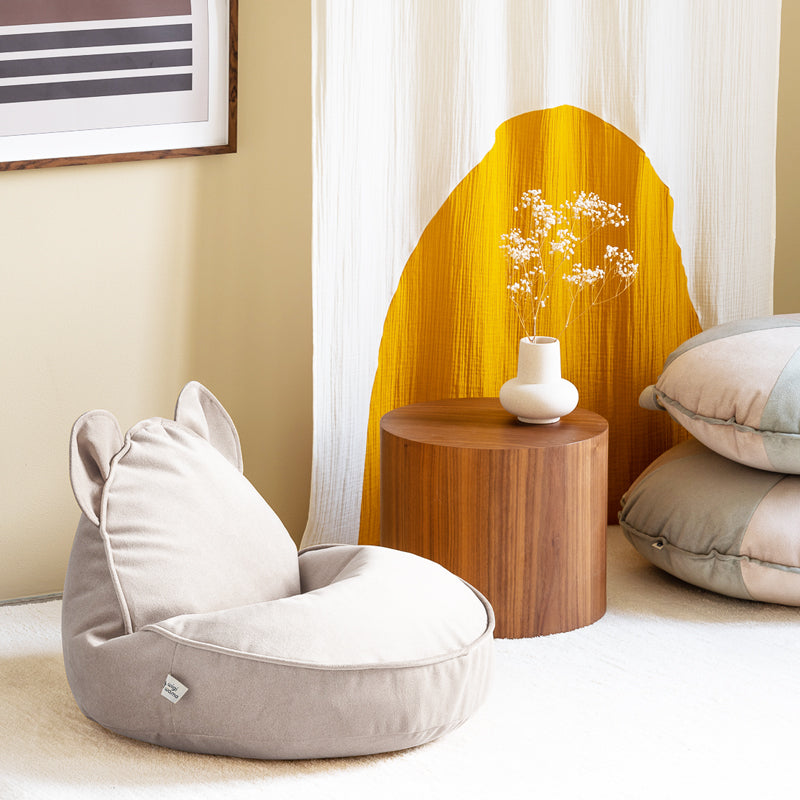Wigiwama kleiner Sitzsack Bär aus Samt in 'Dusty Beige', 70x60cm