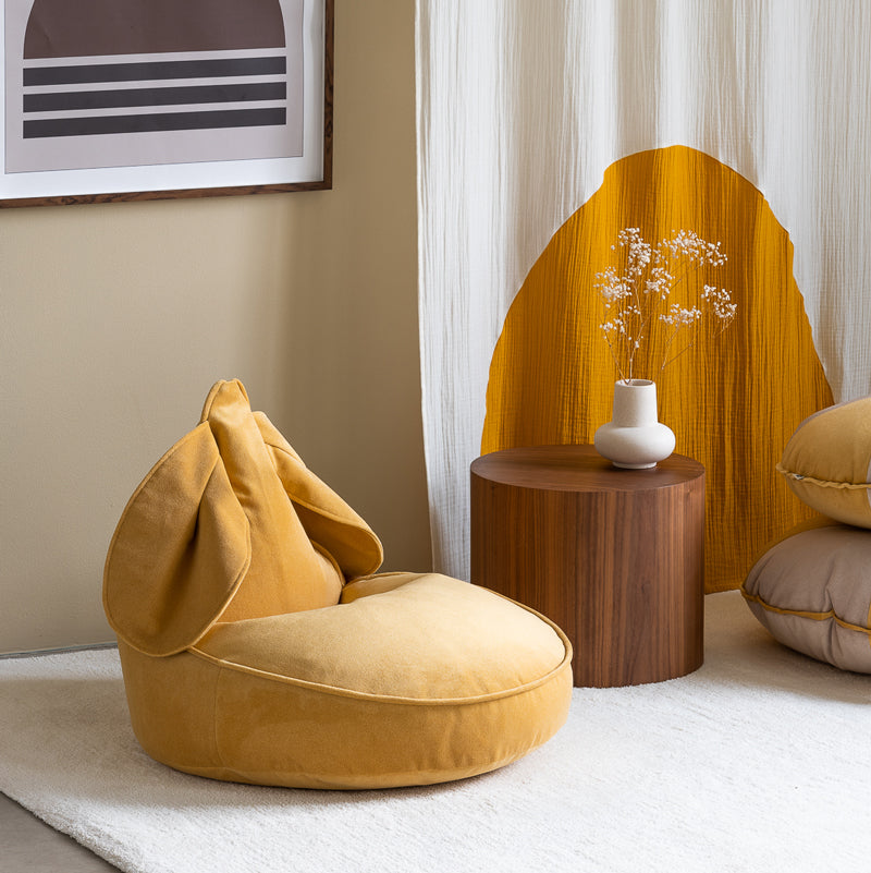 Wigiwama kleiner Sitzsack Hase aus Samt in 'Salted Caramel', 75x60cm